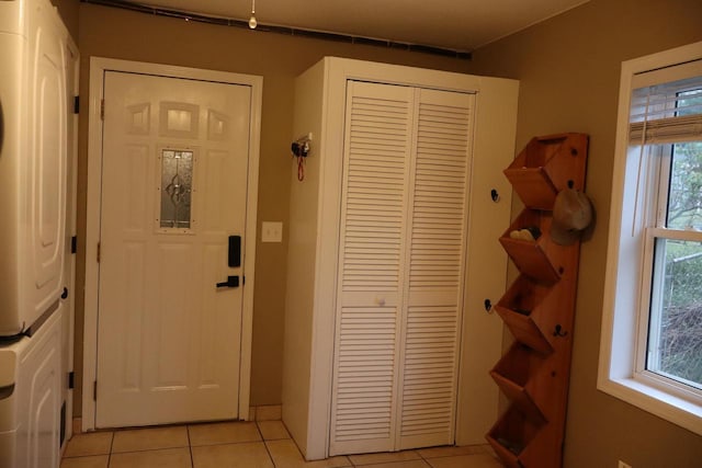 811 Spruce Dr, La Crescent, MN 55947 - entrance foyer with light tile patterned floors