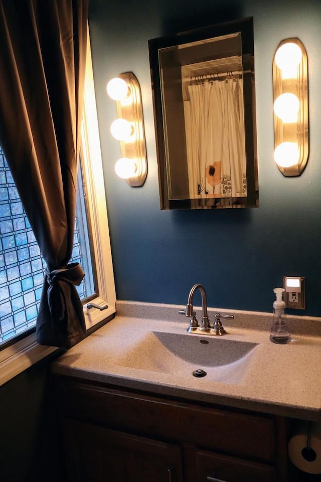 811 Spruce Dr, La Crescent, MN 55947 - full bath with vanity