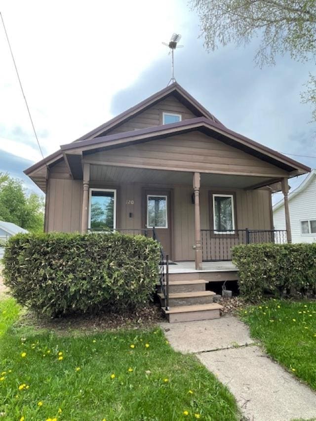 120 Hudson St, Antigo, WI 54409 - view of front facade with a porch and a front yard