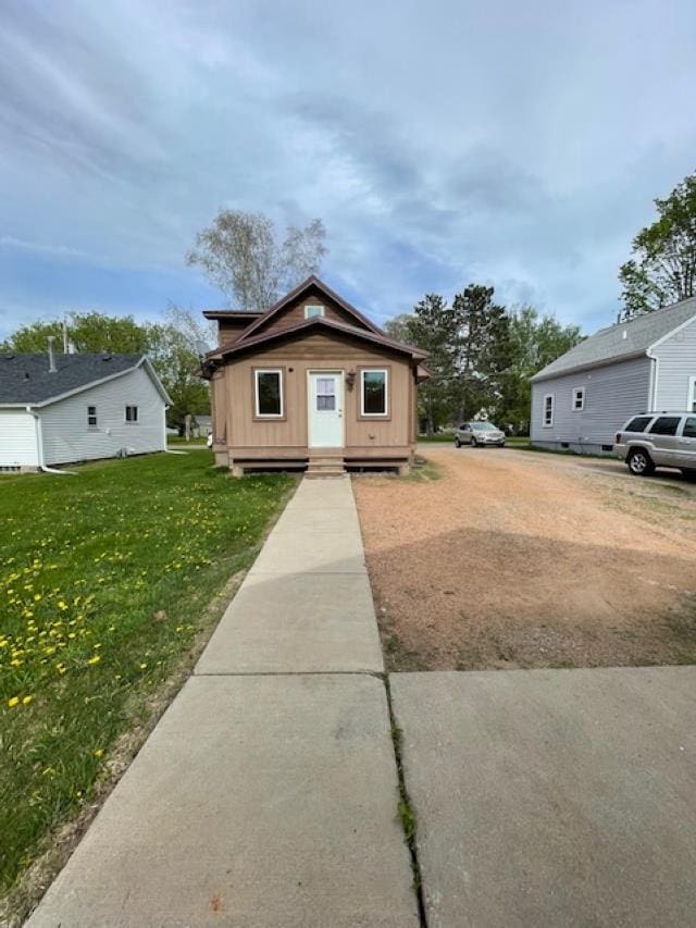120 Hudson St, Antigo, WI 54409 - bungalow featuring a front yard