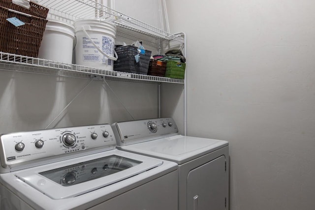 141 Cavil Way, De Pere, WI 54115 - laundry area with washer and dryer