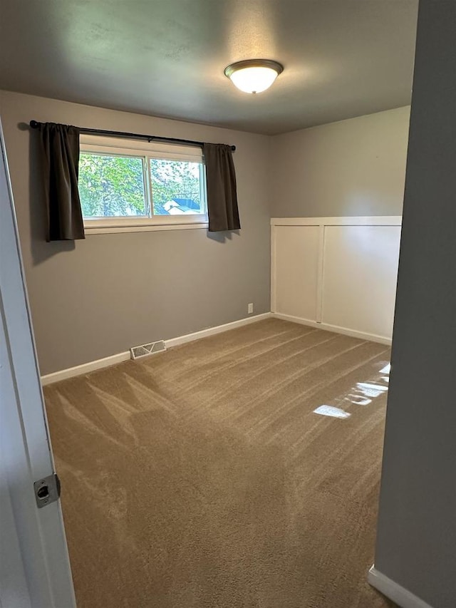 174 Mckinley Ave, Clintonville, WI 54929 - carpeted empty room with baseboards