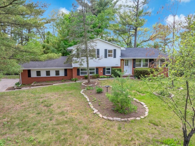1007 Forest Hill Dr, Green Bay, WI 54311 - tri-level home with brick siding and a front lawn