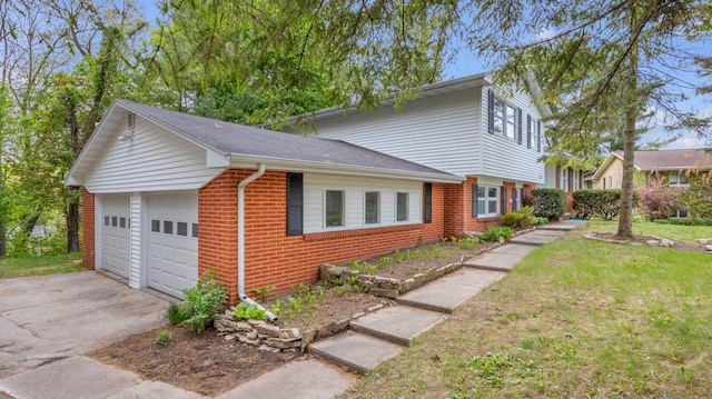 1007 Forest Hill Dr, Green Bay, WI 54311 - split level home with brick siding and a front lawn