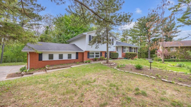 1007 Forest Hill Dr, Green Bay, WI 54311 - tri-level home with brick siding and a front yard