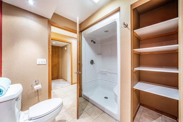 5406 Rock Rapids Dr, Weston, WI 54476 - bathroom featuring toilet, a shower stall, a textured wall, and tile patterned floors