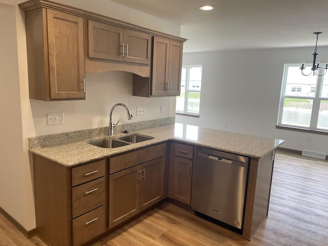 412 Emerald Ct, Kewaskum, WI 53040 - kitchen with dishwasher, a sink, a peninsula, light wood finished floors, and recessed lighting