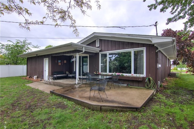 616 E Polk Ave, Eau Claire, WI 54701 - back of property with a patio