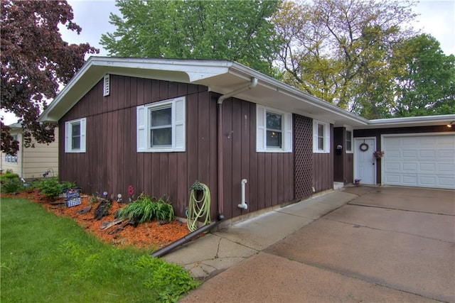616 E Polk Ave, Eau Claire, WI 54701 - view of front of house with driveway and a garage