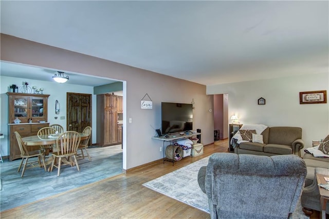 616 E Polk Ave, Eau Claire, WI 54701 - living room featuring light wood-style flooring and baseboards
