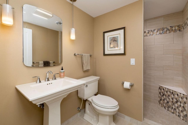 845 Lake Rd Unit D, Brookfield, WI 53005 - full bath featuring toilet, tiled shower, baseboards, and tile patterned flooring