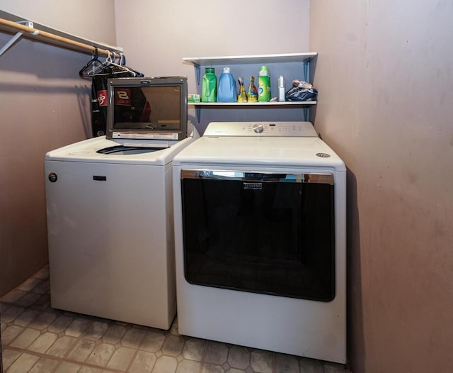375 S Bridge St, Markesan, WI 53946 - laundry room featuring washing machine and clothes dryer and light floors