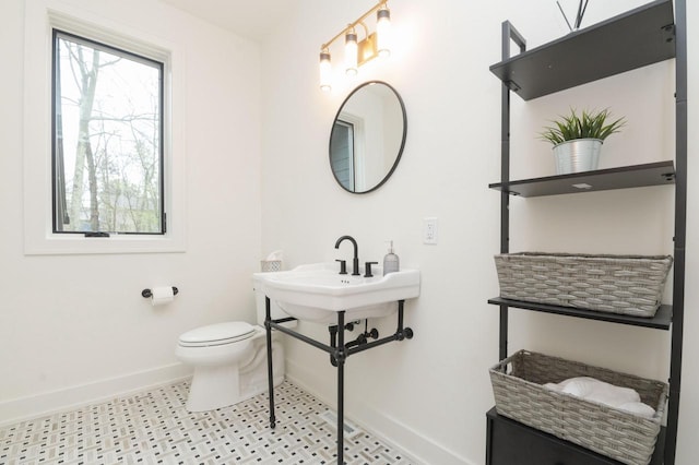 W329N6597 Forest Dr, Hartland, WI 53029 - bathroom with baseboards and toilet