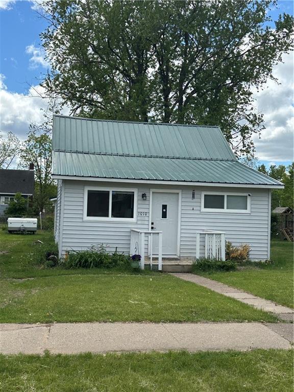 1010 Fillmore St, Black River Falls, WI 54615 - view of front facade featuring a front yard and metal roof