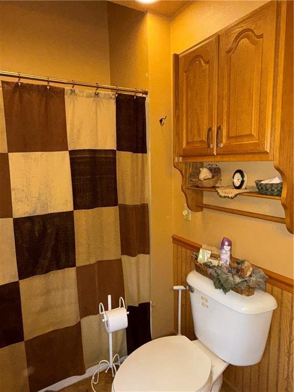 410-4101/2 W Elm St, Chippewa Falls, WI 54729 - full bathroom featuring toilet and a shower with curtain