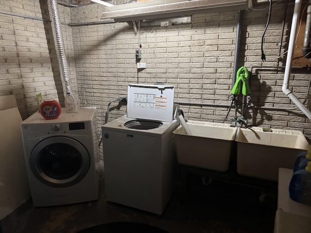 1306 Grandview Ave, Oconomowoc, WI 53066 - laundry area with washer and dryer