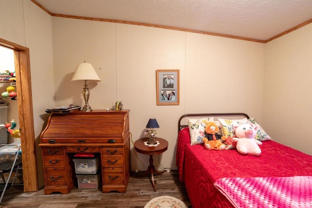 W7744 County Rd E, Westfield, WI 53964 - bedroom featuring wood finished floors, a textured ceiling, and crown molding