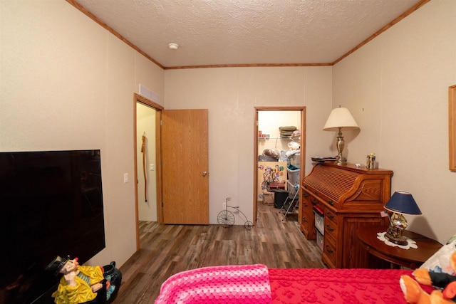 W7744 County Rd E, Westfield, WI 53964 - bedroom with crown molding, wood finished floors, a textured ceiling, and a spacious closet