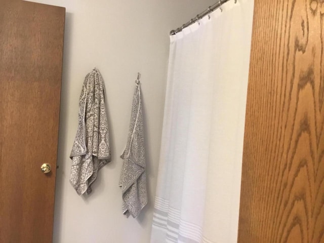 2706 Pleasant Dr, Holmen, WI 54636 - view of full bathroom