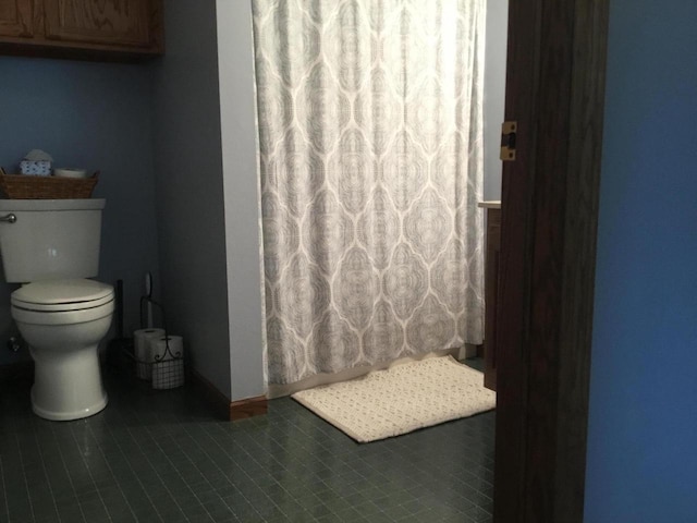 2706 Pleasant Dr, Holmen, WI 54636 - full bathroom with toilet, curtained shower, and tile patterned flooring
