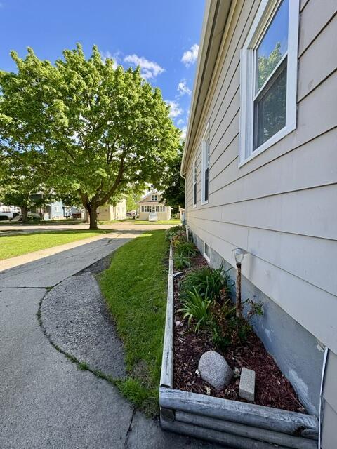 219 E 9th St, Fond Du Lac, WI 54935 - view of side of property