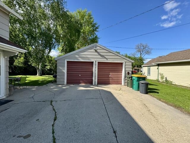 219 E 9th St, Fond Du Lac, WI 54935 - view of detached garage