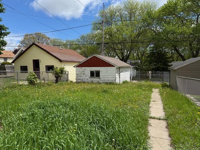 424 S 66th St, Milwaukee, WI 53214 - view of yard
