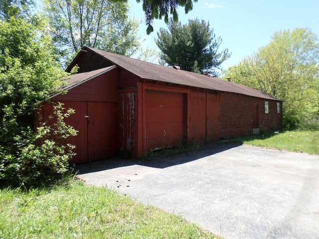 1909 91st St, Pleasant Prairie, WI 53158 - garage with driveway