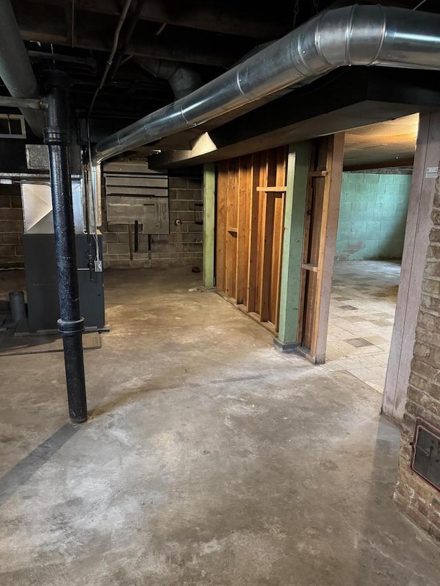 4717 N 19th St, Milwaukee, WI 53209 - unfinished basement with heating unit