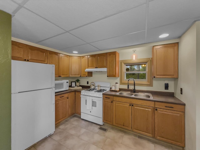 13511 59th St S, Wisconsin Rapids, WI 54494 - kitchen featuring white appliances, a sink, under cabinet range hood, dark countertops, and recessed lighting