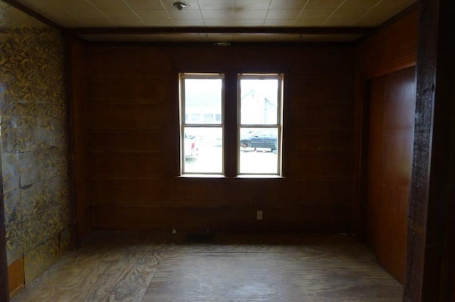 1305 La Crescent St, La Crosse, WI 54603 - empty room featuring plenty of natural light and wallpapered walls