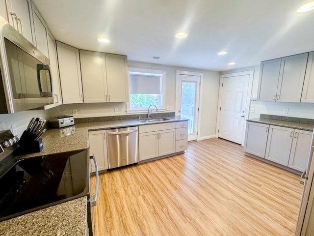 509 E Jefferson St, Stoughton, WI 53589 - kitchen featuring stainless steel appliances, a sink, light wood-style flooring, recessed lighting, and gray cabinets
