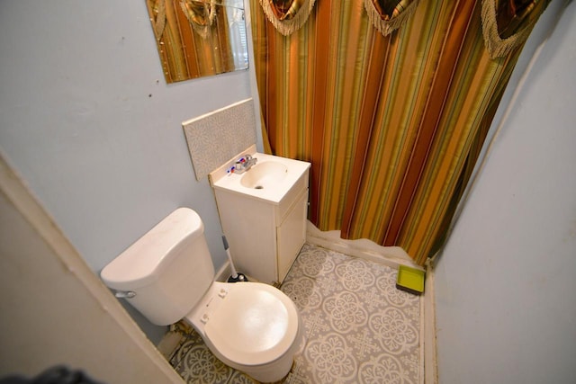 1925 W Center St, Milwaukee, WI 53206 - bathroom with vanity, toilet, and curtained shower