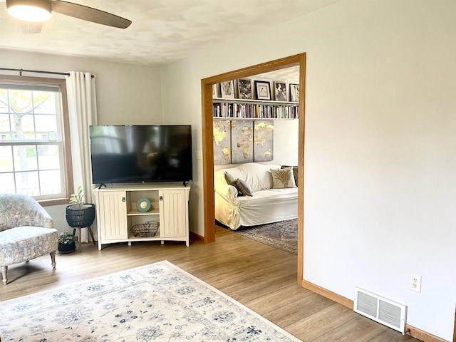 1401 E Bedford Ln, Appleton, WI 54915 - living area featuring light wood-style floors, baseboards, and ceiling fan