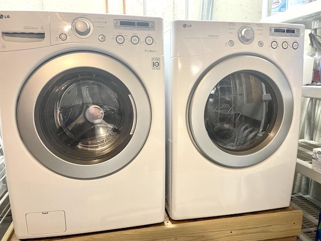 1401 E Bedford Ln, Appleton, WI 54915 - laundry room featuring separate washer and dryer