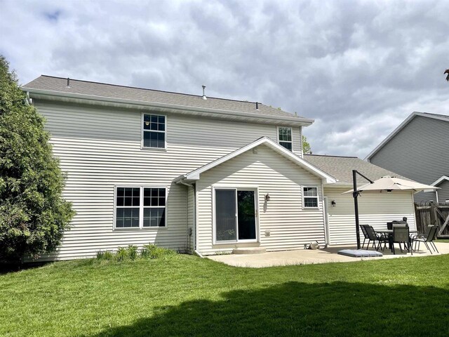 1401 E Bedford Ln, Appleton, WI 54915 - back of property with a patio area