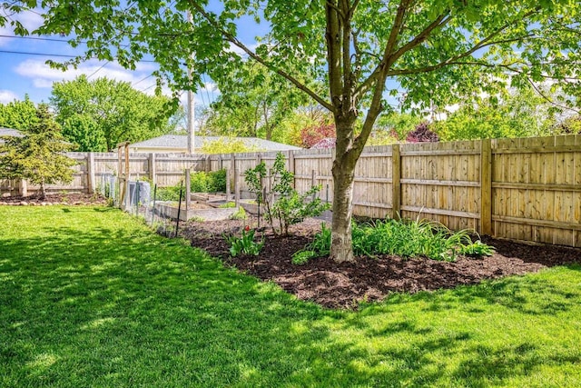 208 Edgewood Dr, Neenah, WI 54956 - view of yard with a garden