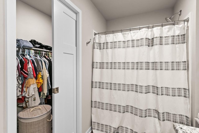 4857 Suelo Rd, Fitchburg, WI 53711 - bathroom with a shower with curtain