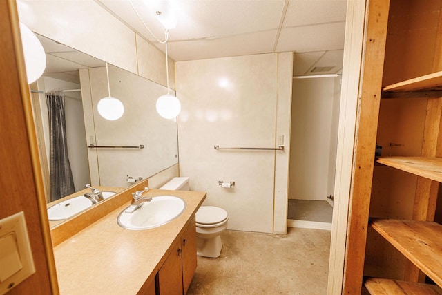 3023 Park Ave, Beloit, WI 53511 - full bathroom featuring curtained shower, vanity, and toilet