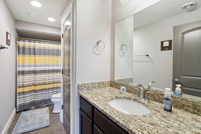 417 Champlain Dr, Johnson Creek, WI 53038 - full bathroom featuring toilet, vanity, recessed lighting, curtained shower, and baseboards
