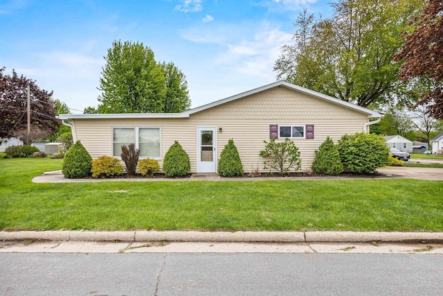 904 S Hamlin St, Shawano, WI 54166 - ranch-style house with a front lawn