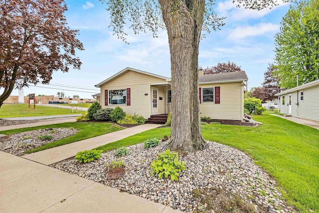 904 S Hamlin St, Shawano, WI 54166 - view of front facade featuring a front yard