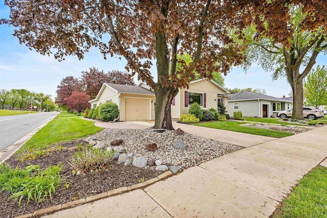 904 S Hamlin St, Shawano, WI 54166 - single story home featuring driveway, an attached garage, and a front yard