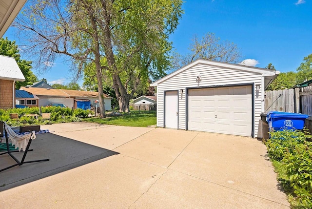 816 W Oklahoma St, Appleton, WI 54914 - detached garage with driveway