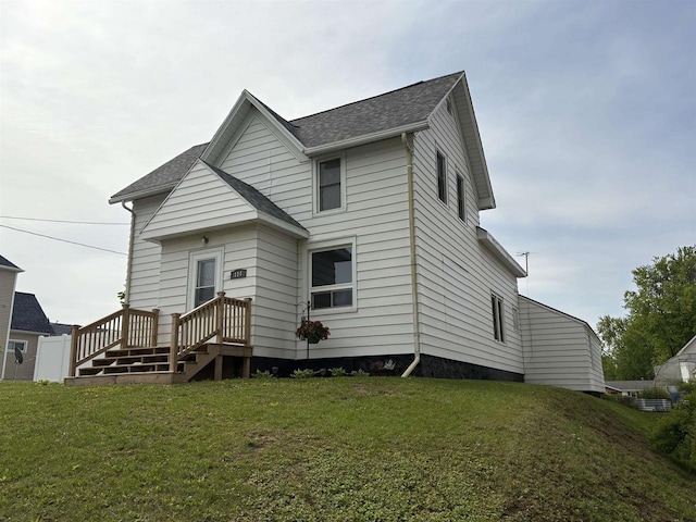 114 E Freeborn St, Cecil, WI 54111 - traditional-style home featuring a front lawn and a shingled roof