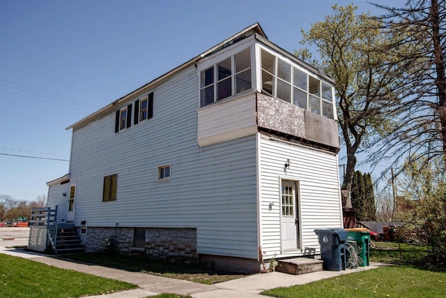302 W Division St, Fond Du Lac, WI 54935 - view of property exterior featuring a yard