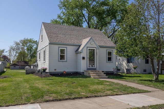 2801 Harvey St, La Crosse, WI 54603 - view of front of home featuring a shingled roof and a front lawn