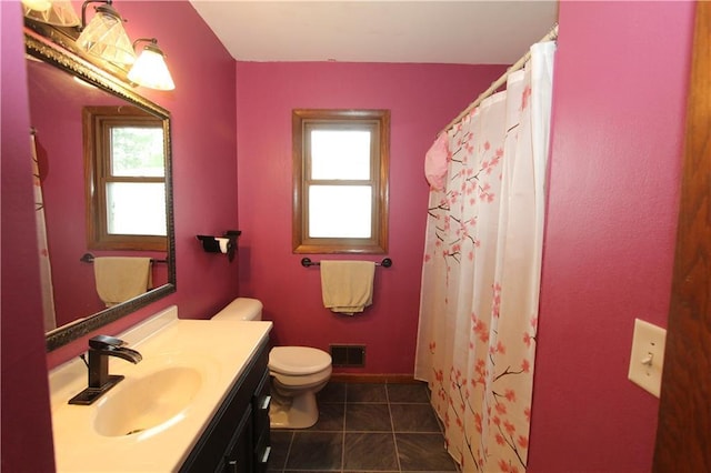 1808 Curtiss St, Eau Claire, WI 54703 - full bath featuring toilet, tile patterned flooring, vanity, and curtained shower