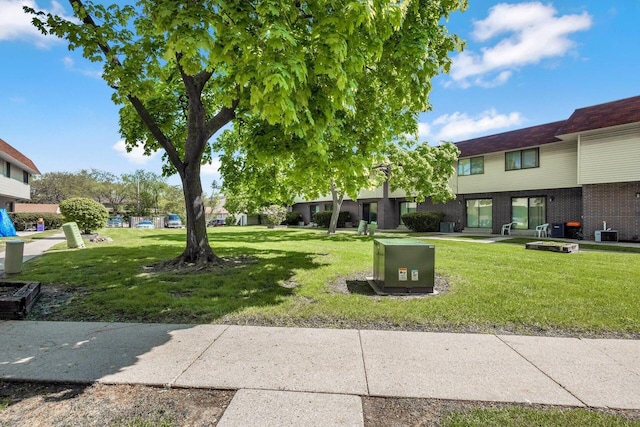 6112 W Port Ave, Milwaukee, WI 53223 - view of home's community with a yard
