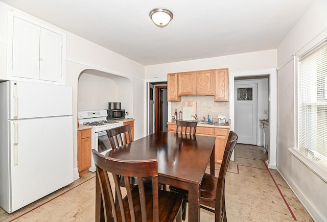 2355 N 59th St Unit 2357, Milwaukee, WI 53210 - dining area featuring arched walkways